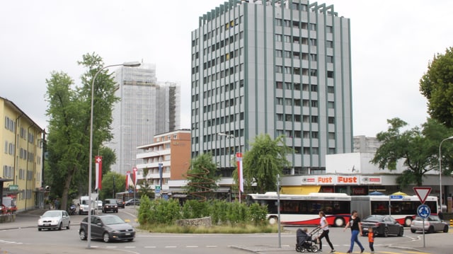 Kreise mit Autos, Hochhäuser im Hintergrund. Kreise mit Autos, Hochhäuser im Hintergrund.