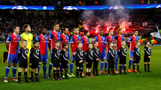 Fusballmannschaft mit Junioren auf dem Fussballfeld. Fusballmannschaft mit Junioren auf dem Fussballfeld.
