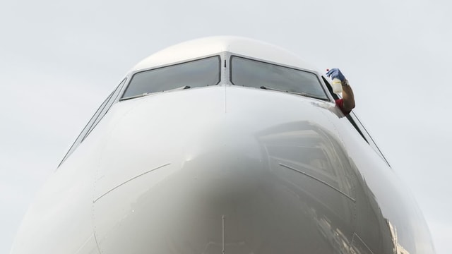 aviun cun persuna che schubregia la fanestra aviun cun persuna che schubregia la fanestra