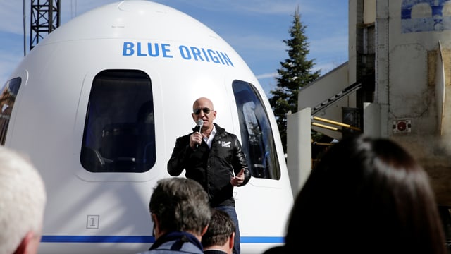 Jeff Bezos vor Raumkapsel. Jeff Bezos vor Raumkapsel.