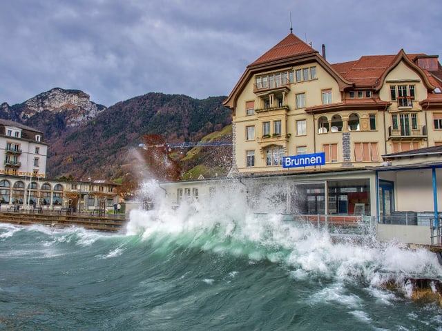 Der Föhn peitscht das Wasser des Sees ans Ufer Der Föhn peitscht das Wasser des Sees ans Ufer