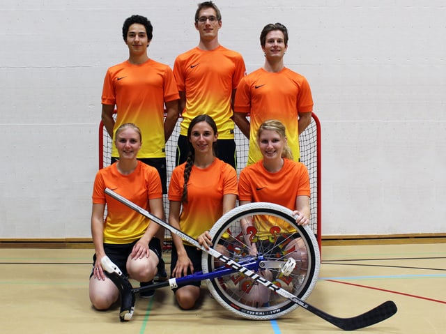 Einradhockeyteam des SC Dreitannen Olten: 3 Männer und 3 Frauen in orangen T-Shirts Einradhockeyteam des SC Dreitannen Olten: 3 Männer und 3 Frauen in orangen T-Shirts