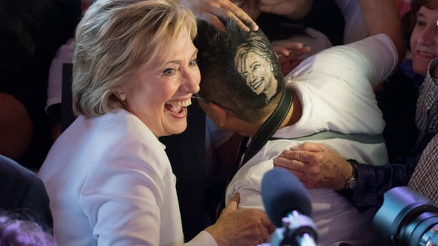 Hat gut lachen: Die Demokratin Clinton, von Anhängern umschwärmt.