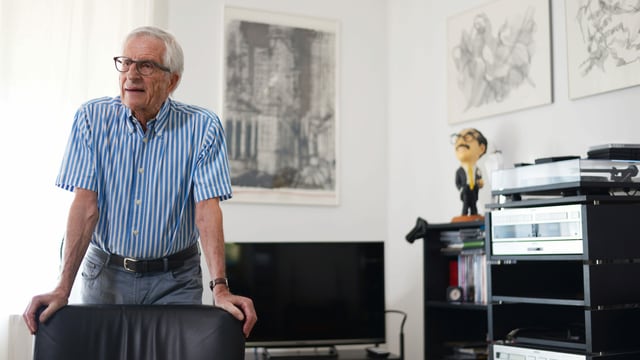 Rolf Lyssy in seiner Zürcher Wohnung. Rolf Lyssy in seiner Zürcher Wohnung.
