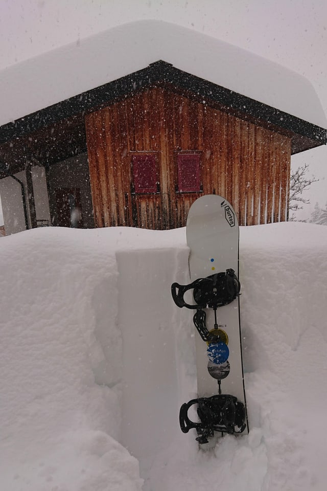 Viel Neuschnee mit Snowboard