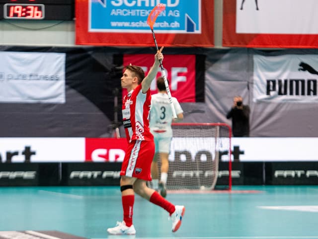 Unihockeyspieler jubelt Unihockeyspieler jubelt