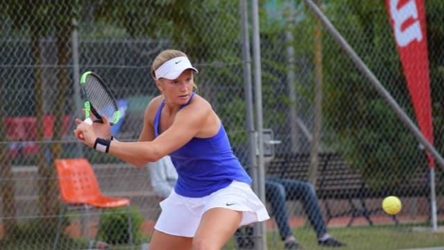 Frau mit Tennisschläger und Tennisdress. Frau mit Tennisschläger und Tennisdress.