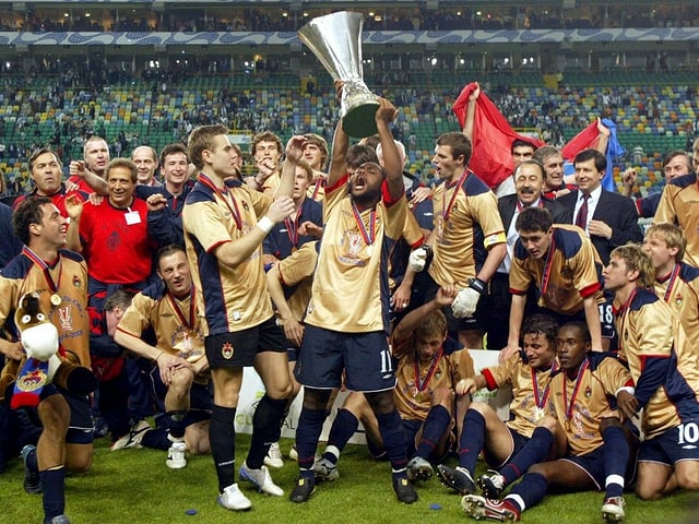 Der Brasilianer Vagner Love stemmt die Uefa-Cup-Trophäe in den Lissaboner Nachthimmel. Der Brasilianer Vagner Love stemmt die Uefa-Cup-Trophäe in den Lissaboner Nachthimmel.
