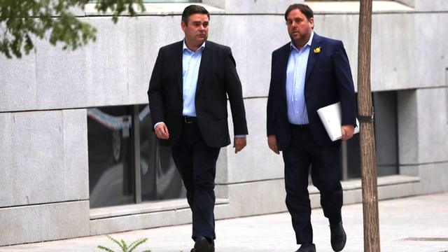 Ex-Vize-Präsident Oriol Junqueras schreitet an der Seite eines Anwalts zum Untersuchungsgericht in Madrid. Ex-Vize-Präsident Oriol Junqueras schreitet an der Seite eines Anwalts zum Untersuchungsgericht in Madrid.