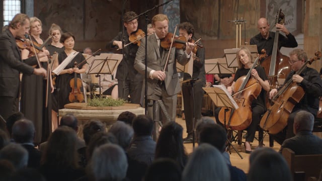 Daniel Hope spielt ein Konzert mit einem Kammerorchester. Daniel Hope spielt ein Konzert mit einem Kammerorchester.