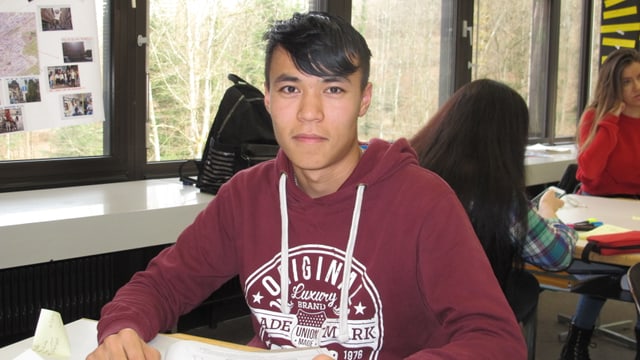 Der 17jährige Afghane Nabi sitzt an seinem Pult. Er will Zahnarzt werden. Der 17jährige Afghane Nabi sitzt an seinem Pult. Er will Zahnarzt werden.
