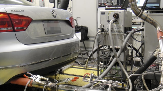 Schläuche hängen an Auspuff von Volkswagen-Modell Schläuche hängen an Auspuff von Volkswagen-Modell