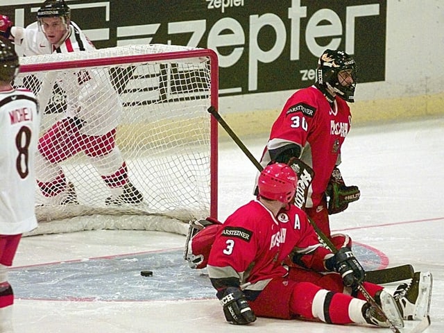 Der Puck kullert ins Tor. Der Puck kullert ins Tor.