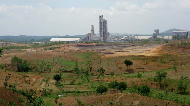 Eine Fabrik in einer kargen Landschaft. Eine Fabrik in einer kargen Landschaft.