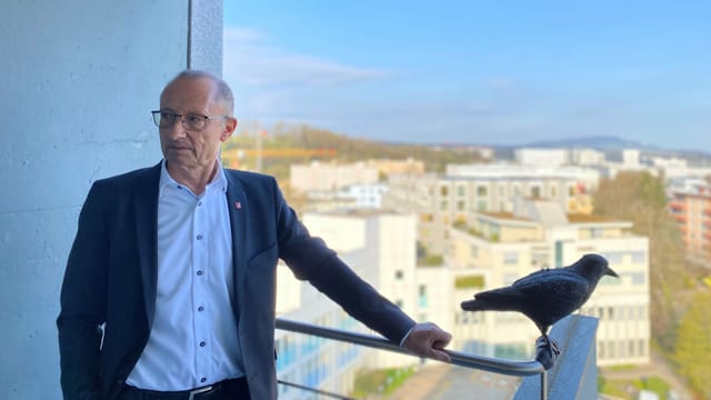 Mann steht auf Balkon Mann steht auf Balkon