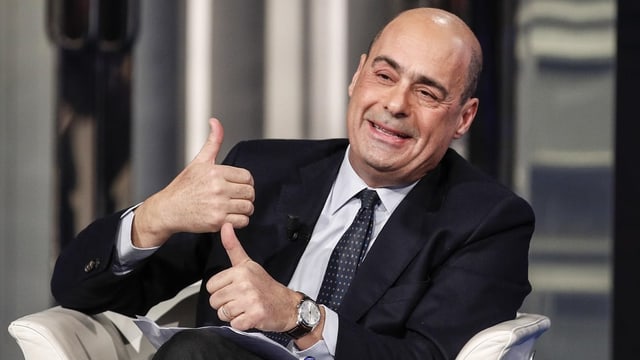 Zingaretti in einem Sessel, er gestikuliert und lacht. Zingaretti in einem Sessel, er gestikuliert und lacht.