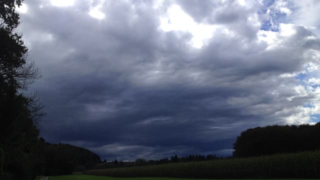 Dichte Wolken ziehen über Büren an der Aare. Dichte Wolken ziehen über Büren an der Aare.