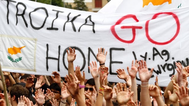 Demonstranten mit Plakat: Troika go home Demonstranten mit Plakat: Troika go home