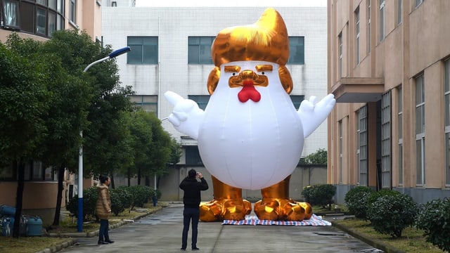 Ein riesiger auflbalsbarer Plastikhahn. Ein riesiger auflbalsbarer Plastikhahn.
