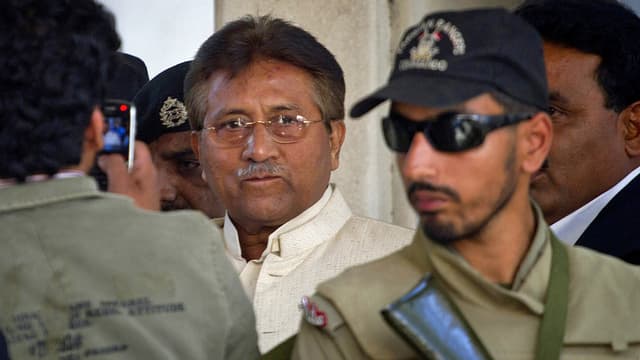 Musharraf neben Sicherheitskräften. Musharraf neben Sicherheitskräften.