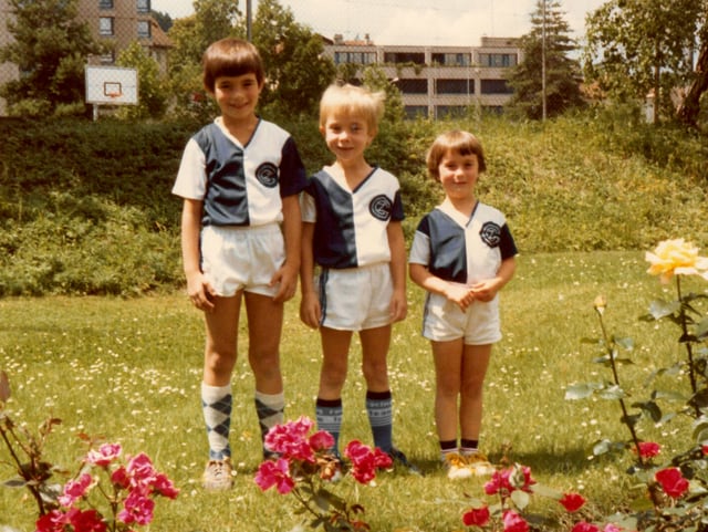 Zwei Buben und ein Mädchen in Fussball-Trikots. Zwei Buben und ein Mädchen in Fussball-Trikots.