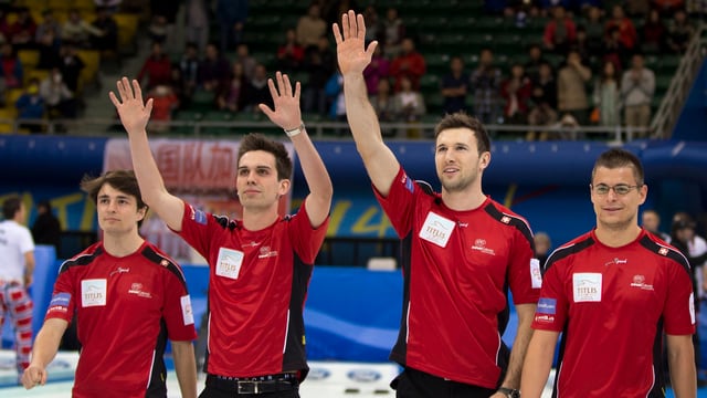 Vier Schweizer Curler winken und jubeln in die Menge. Vier Schweizer Curler winken und jubeln in die Menge.