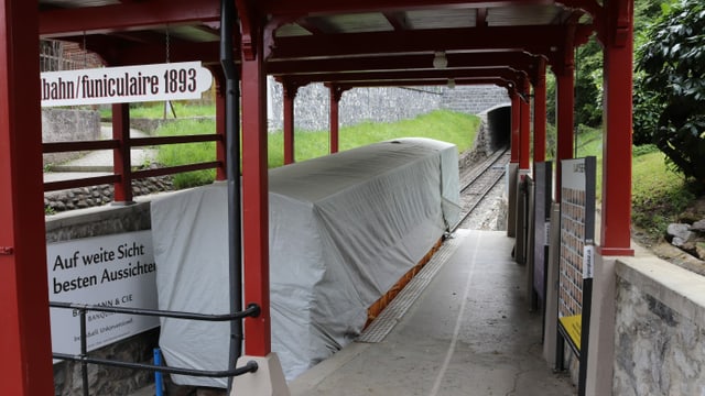 Die historische Stanserhornbahn ist während der Corona-Krise mit einer grauen Plane abgedeckt.