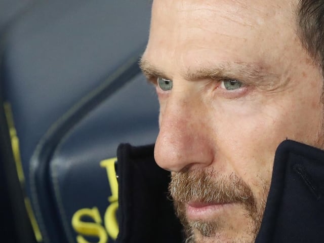 Eusebio di Francesco sitzt mit grimmiger Miene auf der Trainerbank. Eusebio di Francesco sitzt mit grimmiger Miene auf der Trainerbank.
