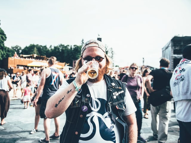 Mann mit Bier.