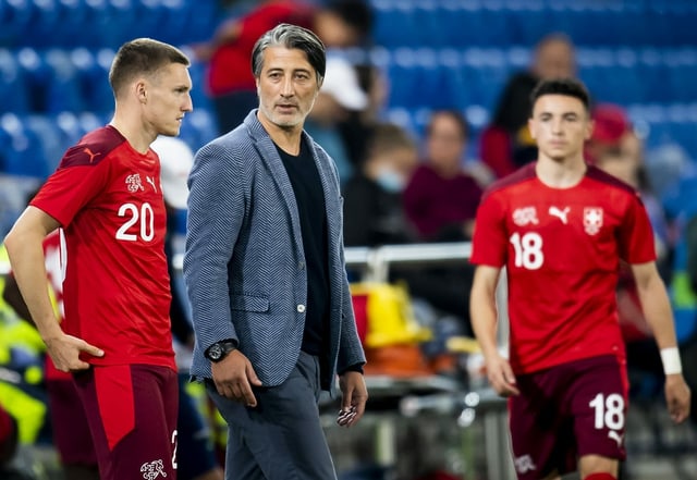 Murat Yakin spricht mit Aebischer Murat Yakin spricht mit Aebischer