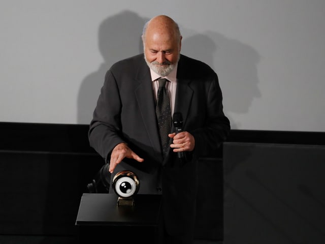 Rob Reiner steht im Corso-Kino auf der Bühne mit seiner Auszeichnug. Rob Reiner steht im Corso-Kino auf der Bühne mit seiner Auszeichnug.