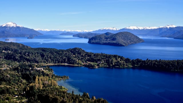 Blick über die Seenlandschaft bei Bariloche. Blick über die Seenlandschaft bei Bariloche.