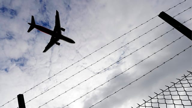 Flugzeug, bewölkter Himmel, Zaun Flugzeug, bewölkter Himmel, Zaun