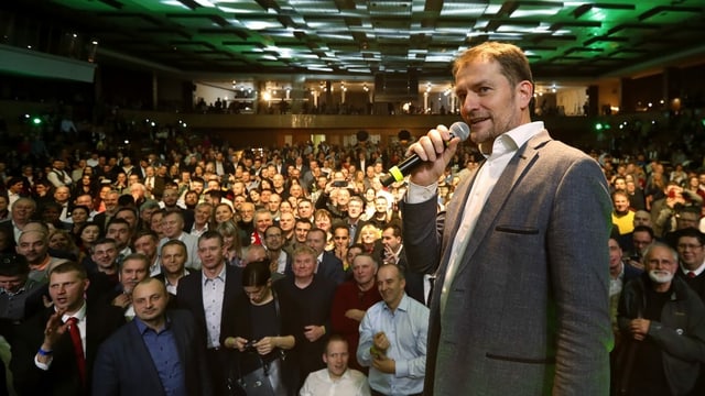 Matovic vor Anhängern. Matovic vor Anhängern.