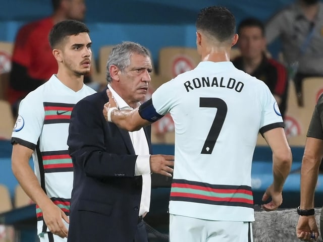 André Silva, Fernando Santos und Cristiano Ronaldo (von links nach rechts). André Silva, Fernando Santos und Cristiano Ronaldo (von links nach rechts).