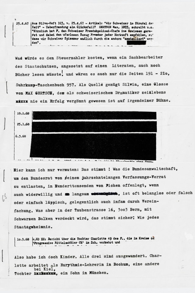 Eine Seite aus der Fiche von Max Frisch: schwarz-weisse Schreibmaschinenschrift, manche Wörter durchgestrichen. Eine Seite aus der Fiche von Max Frisch: schwarz-weisse Schreibmaschinenschrift, manche Wörter durchgestrichen.
