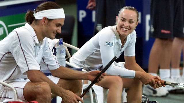 Martina Hingis und Roger Federer sitzen beim Hopman Cup 2001 auf der Spielerbank. Martina Hingis und Roger Federer sitzen beim Hopman Cup 2001 auf der Spielerbank.