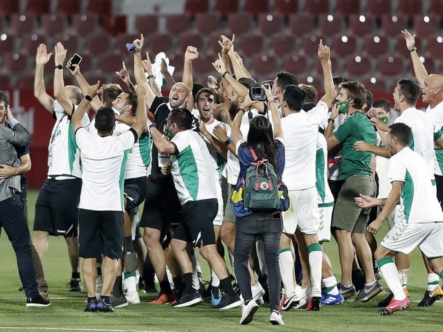 Der FC Elche steigt erstmals seit 5 Jahren wieder in die höchste spanische Liga auf. Der FC Elche steigt erstmals seit 5 Jahren wieder in die höchste spanische Liga auf.