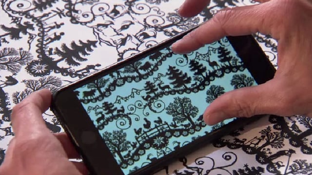 Stoffbild auf einem Smartphone neben Originalstoff. Stoffbild auf einem Smartphone neben Originalstoff.