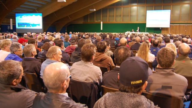 Die Halle war voll. Blick von hinten auf die Bühne. Die Halle war voll. Blick von hinten auf die Bühne.