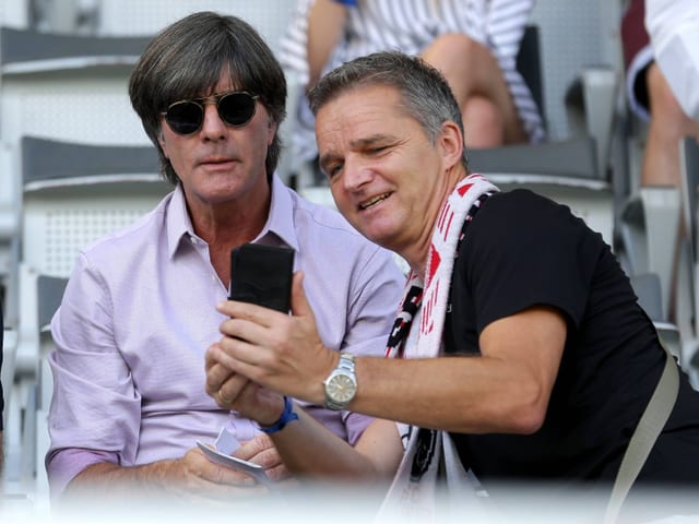 Joachim Löw muss für ein Foto herhalten. Joachim Löw muss für ein Foto herhalten.