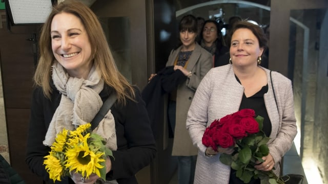 Zwei Frauen mit Blumen. Zwei Frauen mit Blumen.
