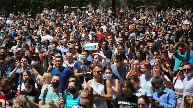 Tausende Menschen sind auf die Strasse gegangen, um gegen Präsident Putin zu protestieren. Tausende Menschen sind auf die Strasse gegangen, um gegen Präsident Putin zu protestieren.