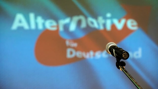 AfD-Banner vor Mikrofon AfD-Banner vor Mikrofon