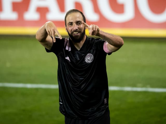 Gonzalo Higuain jubelt auf dem Feld. Gonzalo Higuain jubelt auf dem Feld.