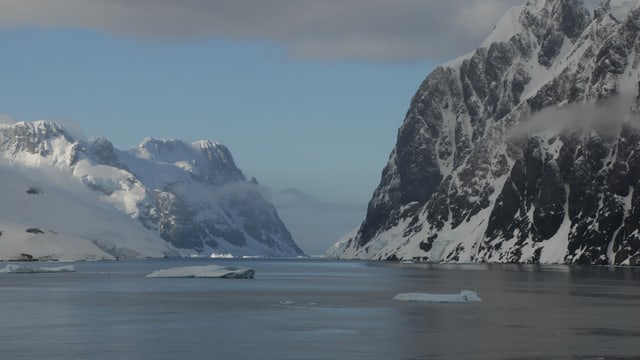 Die Sonne scheint auf den fjordähnlichen Lemaire-Kanal. Die Sonne scheint auf den fjordähnlichen Lemaire-Kanal.