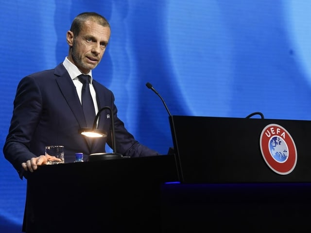 Uefa-Präsident Aleksander Ceferin am Rednerpult Uefa-Präsident Aleksander Ceferin am Rednerpult