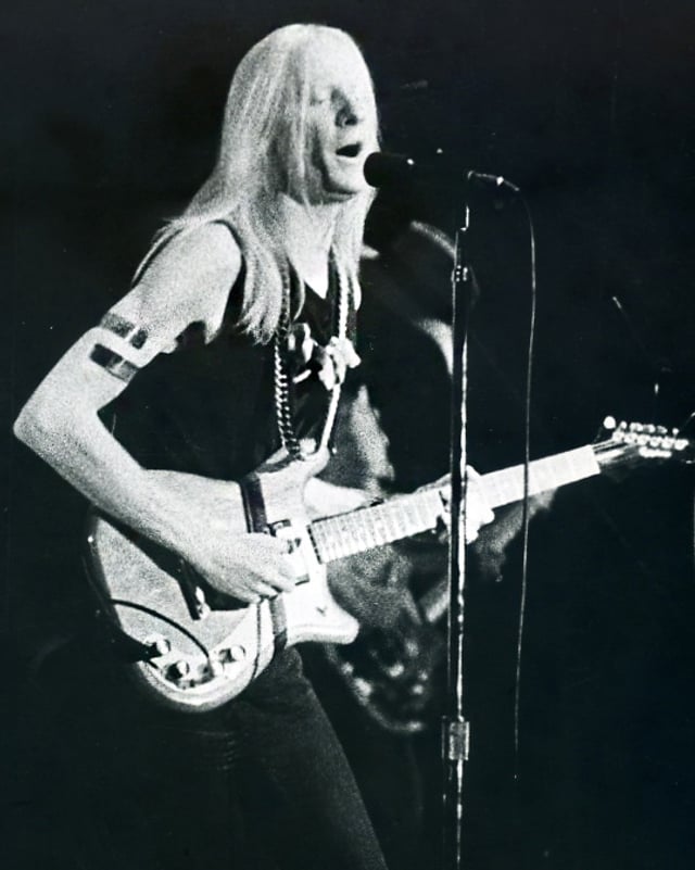 Johnny Winter spielt Gitarre. Johnny Winter spielt Gitarre.