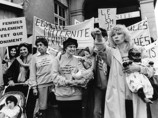 Christiane Brunner mit Demonstrantinnen