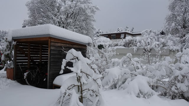 Verschneiter Velounterstand.